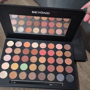 ♡♡♡ BEYOND COSMETICS 40SP Shimmer Matte Eyeshadow Palette
